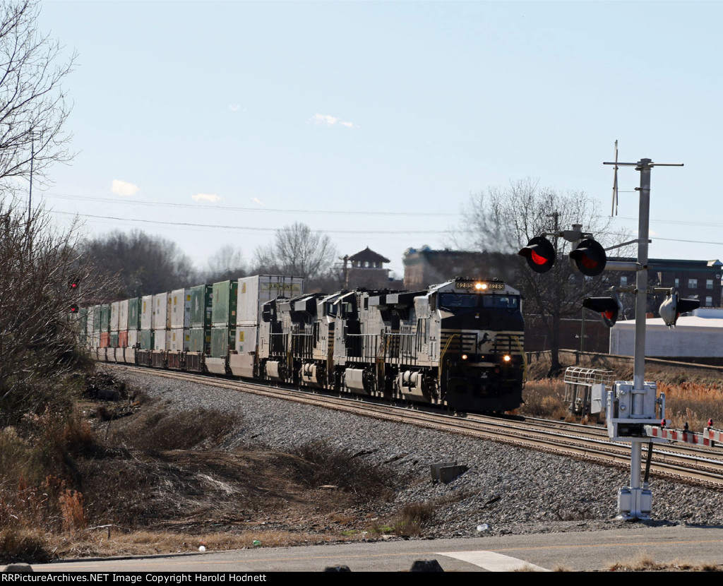 NS 4285 leads 3 other GE's and train 28R northbound